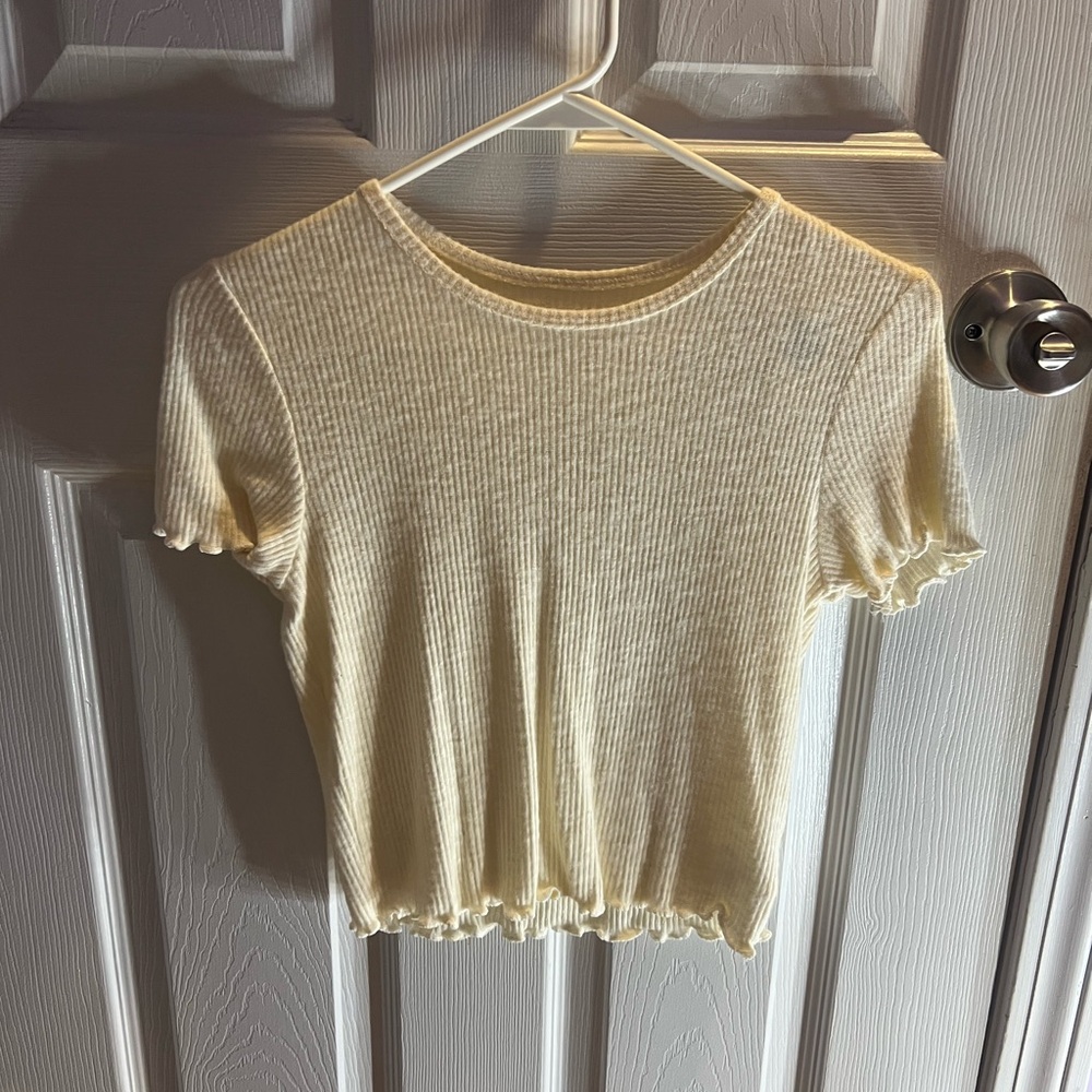 cream colored american eagle crop top